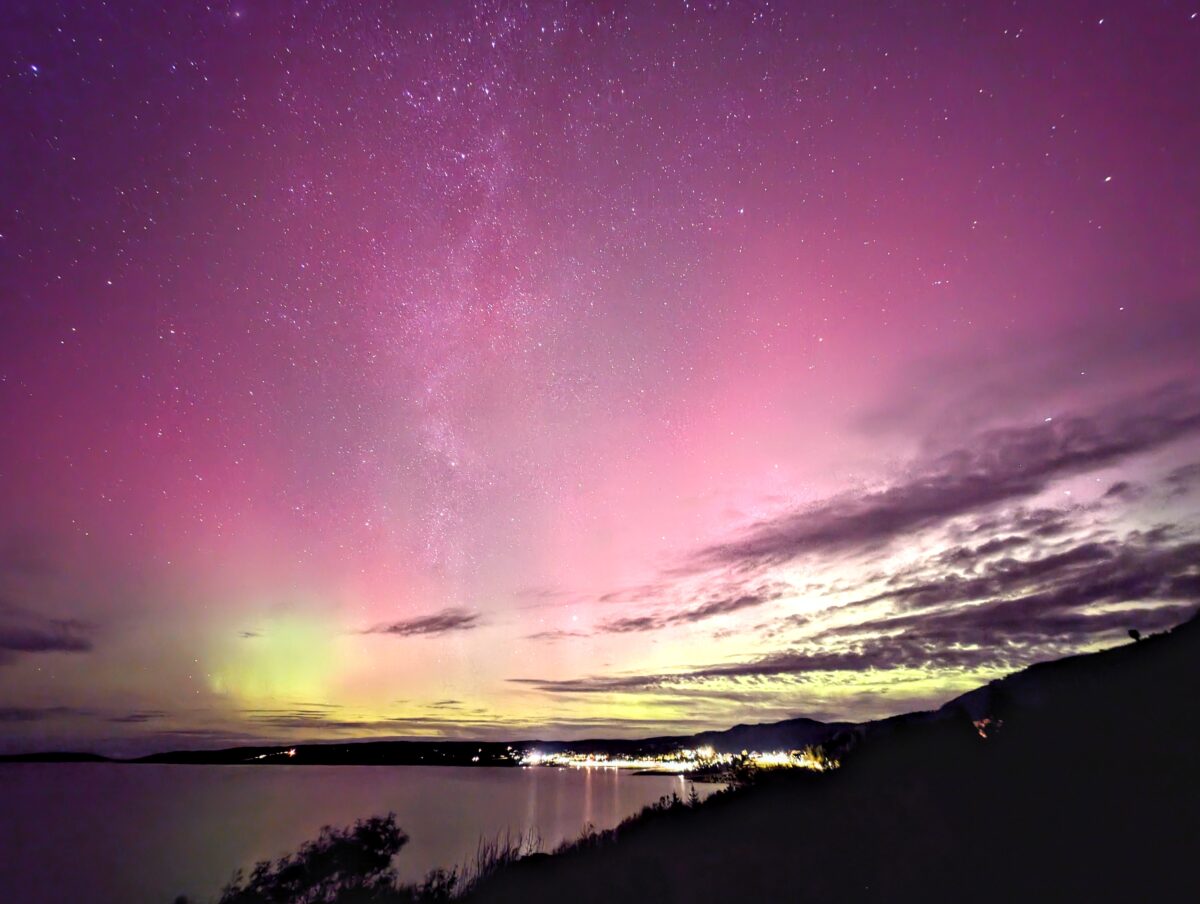 Des aurores boréales illuminent le ciel au-dessus de Gairloch, sur la route côtière nord 500.